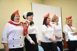 Женская часть коллектива администрации Добровского района поздравила мужчин с Днем защитника Отечества