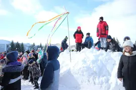 Сегодня жители всех поселений Добровского района провожали Масленицу