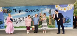 Бычкова Евдокия и Тюнина Светлана в День семьи, любви и верности поздравили лучшие семьи