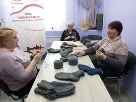 Активистки Усманского района вяжут теплые носки для военных, участвующих в СВО