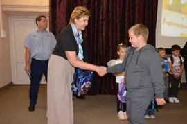 В малом зале Добринского районного Дома Культуры провели благотворительную акцию "Семья-семье"