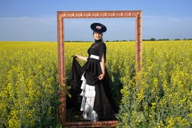 И ткань струится, как по нотам