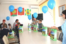 Активистки Елецкого районного отделения Союза женщин Липецкой помогали собираться в школу нуждающимся семьям