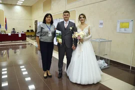 Во второй день голосования на избирательный участок в селе Хлевное Липецкой области пришли молодожены