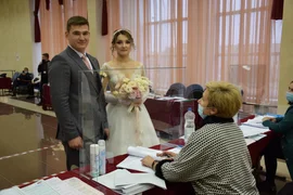 Во второй день голосования на избирательный участок в селе Хлевное Липецкой области пришли молодожены