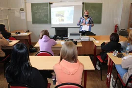 Летят над миром журавли