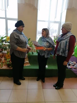 В канун праздника "День матери" поздравления и сладкие подарки получили самые активные члены Союза женщин Становлянского района