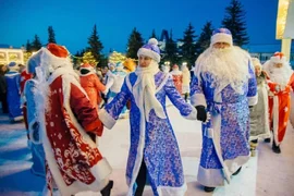 В Задонске впервые прошёл парад Дедов Морозов и Снегурочек