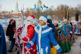 В Задонске впервые прошёл парад Дедов Морозов и Снегурочек