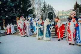В Задонске впервые прошёл парад Дедов Морозов и Снегурочек
