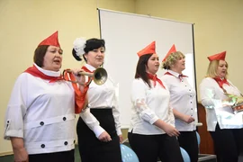 Женская часть коллектива администрации Добровского района поздравила мужчин с Днем защитника Отечества