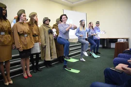 Женская часть коллектива администрации Добровского района поздравила мужчин с Днем защитника Отечества
