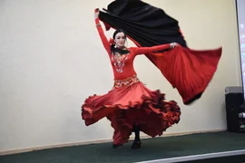 Женская часть коллектива администрации Добровского района поздравила мужчин с Днем защитника Отечества