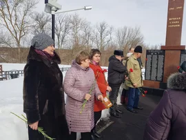 Возложение цветов в знак памяти  землякам, погибшим в годы Великой Отечественной войны