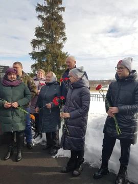 Возложение цветов в знак памяти  землякам, погибшим в годы Великой Отечественной войны