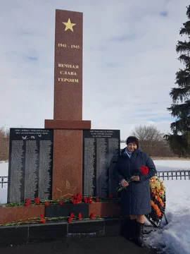 Возложение цветов в знак памяти  землякам, погибшим в годы Великой Отечественной войны