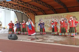 Сегодня жители всех поселений Добровского района провожали Масленицу