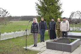 В деревне Никольское на историческом месте у памятника семье Ефремовых собрались односельчане