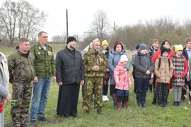 В деревне Никольское на историческом месте у памятника семье Ефремовых собрались односельчане