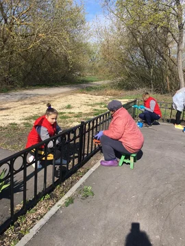 Женщины вместе с детьми привели в порядок детскую площадку в селе Порой