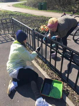 Женщины вместе с детьми привели в порядок детскую площадку в селе Порой