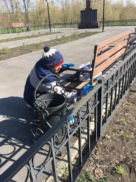 Женщины вместе с детьми привели в порядок детскую площадку в селе Порой