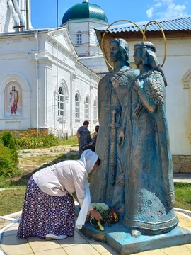 Открытие памятника Петру и Февронии Муромским состоялось сегодня в Большом Хомутце