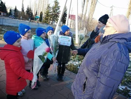 Нина Александровна Гущина поздравила всех неравнодушных активных жителей села с Днём ДОБРОВОЛЬЦА