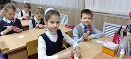 Липецкие школьники готовят украшения к Новому году для участников СВО и детей Донбасса