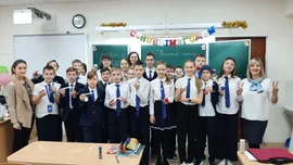 Липецкие школьники готовят украшения к Новому году для участников СВО и детей Донбасса