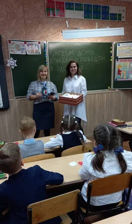 Липецкие школьники готовят украшения к Новому году для участников СВО и детей Донбасса