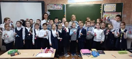 Липецкие школьники готовят украшения к Новому году для участников СВО и детей Донбасса
