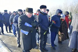 Каждый год 7 февраля к памятной стелле деревни Казельки приезжают люди почтить подвиг Героя России Суламбека Осканова