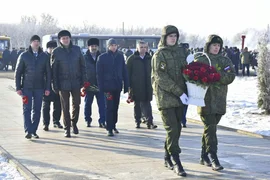 Каждый год 7 февраля к памятной стелле деревни Казельки приезжают люди почтить подвиг Героя России Суламбека Осканова