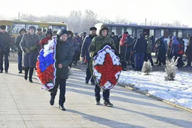Каждый год 7 февраля к памятной стелле деревни Казельки приезжают люди почтить подвиг Героя России Суламбека Осканова