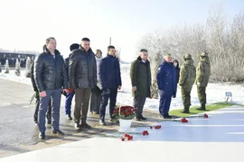 Каждый год 7 февраля к памятной стелле деревни Казельки приезжают люди почтить подвиг Героя России Суламбека Осканова
