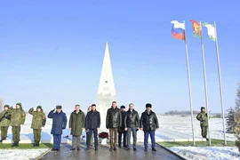 Каждый год 7 февраля к памятной стелле деревни Казельки приезжают люди почтить подвиг Героя России Суламбека Осканова