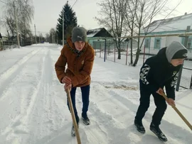 Вктивисты Октябрьского  женсовета Усманского района организовали помощь пожилым людям в расчистке снега