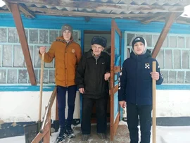 Вктивисты Октябрьского  женсовета Усманского района организовали помощь пожилым людям в расчистке снега