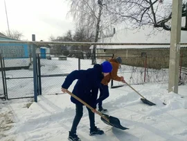 Вктивисты Октябрьского  женсовета Усманского района организовали помощь пожилым людям в расчистке снега