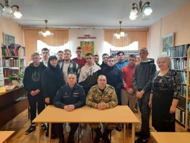  В преддверии праздника в Тербунской межпоселенческой библиотеке прошел урок патриотизма «Главное в жизни -  служить Отчизне»
