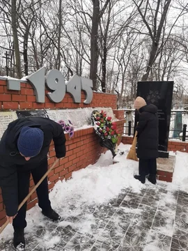 Волонтеры г. Усмани расчистили от снега братскую могилу