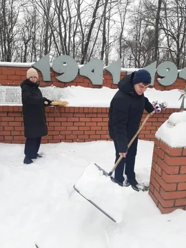 Волонтеры г. Усмани расчистили от снега братскую могилу