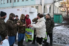В преддверии Дня защитника Отечества представители Союза женщин Елецкого района посетили военный госпиталь Белгорода