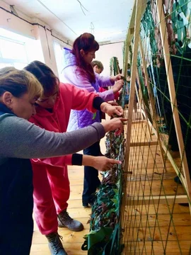 Активистки Елецкого районного отделения Союза женщин участвуют в  изготовлении маскировочных сетей
