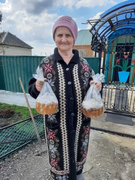 В преддверии Пасхи в Тербунском районе было организовано вручение куличей пожилым людям