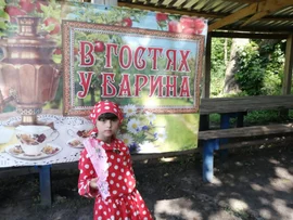Сегодня в барском имении Николая Васильевича Павлова селян встретил баннер "В гостях у барина"
