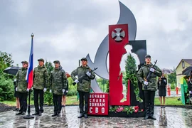 На территории корпуса Краснинской школы по улице Красноармейской состоялось торжественное открытие мемориала