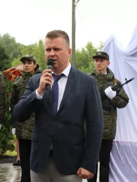 На территории корпуса Краснинской школы по улице Красноармейской состоялось торжественное открытие мемориала
