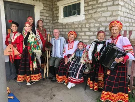 Активистки Краснинского отделения ЛООО "Союз женщин Липецкой области поздравили учителей ветеранов с профессиональным праздником 